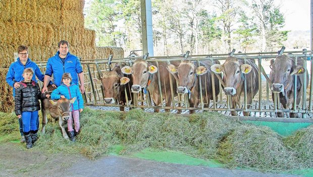 Zum fünften Mal erhält Familie Gstöhl aus Eschen FL den Bio Bruna Award. Hier mit der 6-Generationen-Familie aus Gstöhls Prunki Maya.