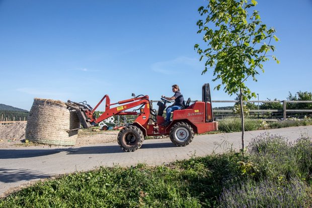 Fu¨r ihr Umfeld vo¨llig unerwartet verabschiedet sich Ursula Studer von ihrem Leben als Lehrerin. Sie lernte Landwirtin und fu¨hrt heute einen Betrieb in Herznach AG. Bild: Pia Neuenschwander 