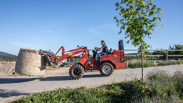 Fu¨r ihr Umfeld vo¨llig unerwartet verabschiedet sich Ursula Studer von ihrem Leben als Lehrerin. Sie lernte Landwirtin und fu¨hrt heute einen Betrieb in Herznach AG. Bild: Pia Neuenschwander 