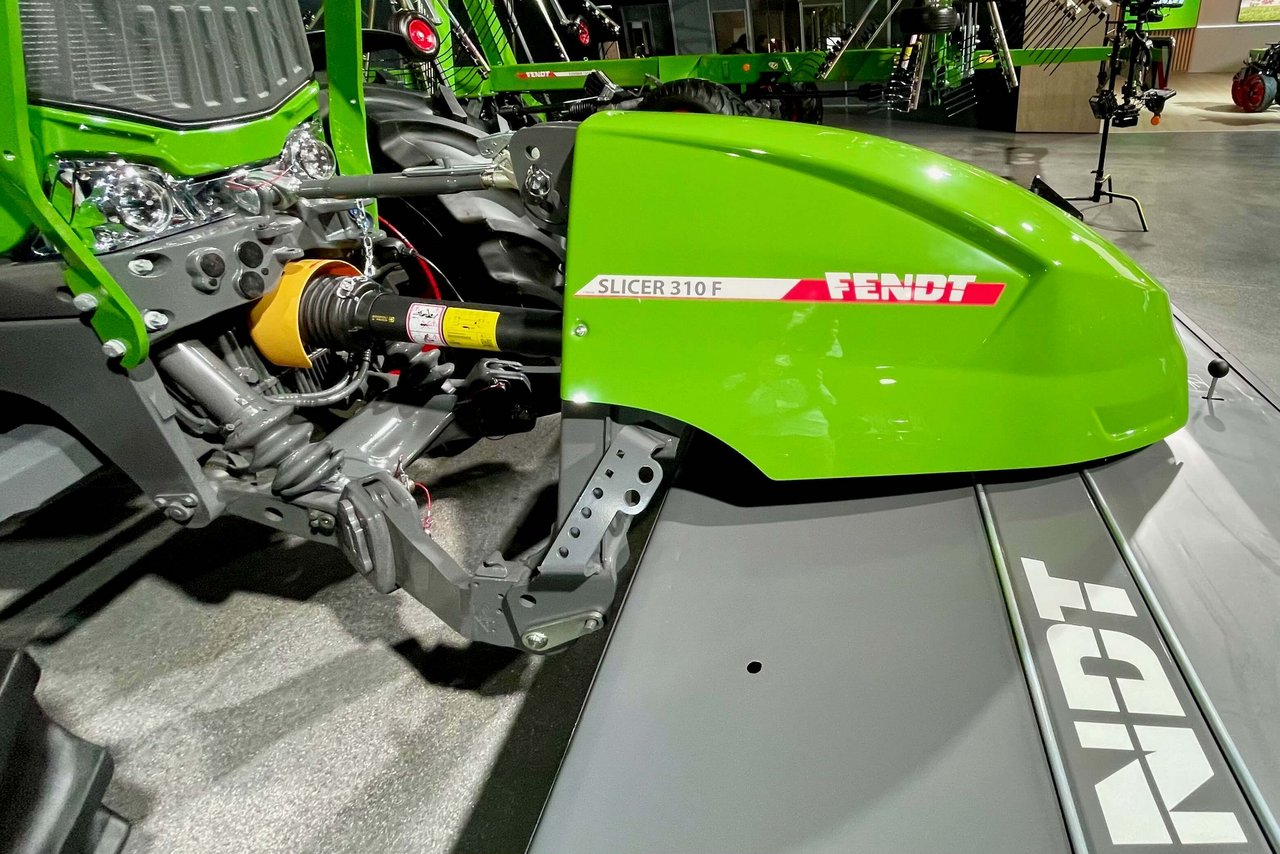 Für Schweizer Landwirte ist interessant, dass Fendt 2021 bei der Futtererntetechnik Marktanteile gewinnen will. Zum Beispiel mit dem komplett neu entwickelten Frontmähwerk Slicer 310 F. (Bild: Jürg Vollmer / «die grüne»)