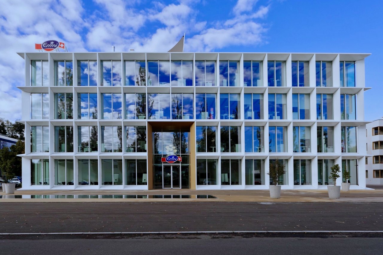Der Hauptsitz des Milchverarbeiters Emmi in Luzern. (Bild: Emmi AG)