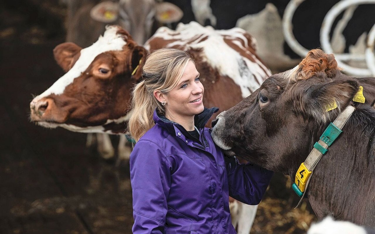 Erkennen, wie es dem Tier geht: Martina Schmid bringt viel Erfahrung zu den LandwirtInnen, die sie berät.
