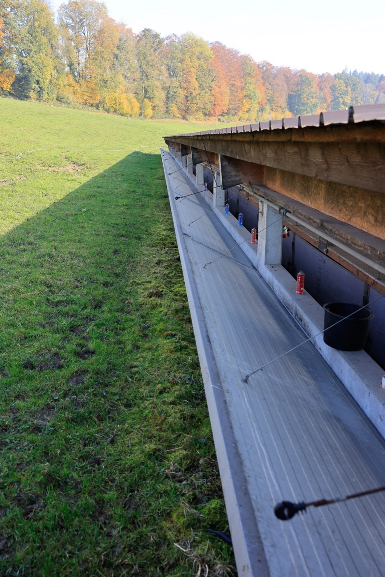 Die Rückwand lässt sich je nach Wetter über Winden öffnen und schliessen. Bild: Peter Röthlisberger