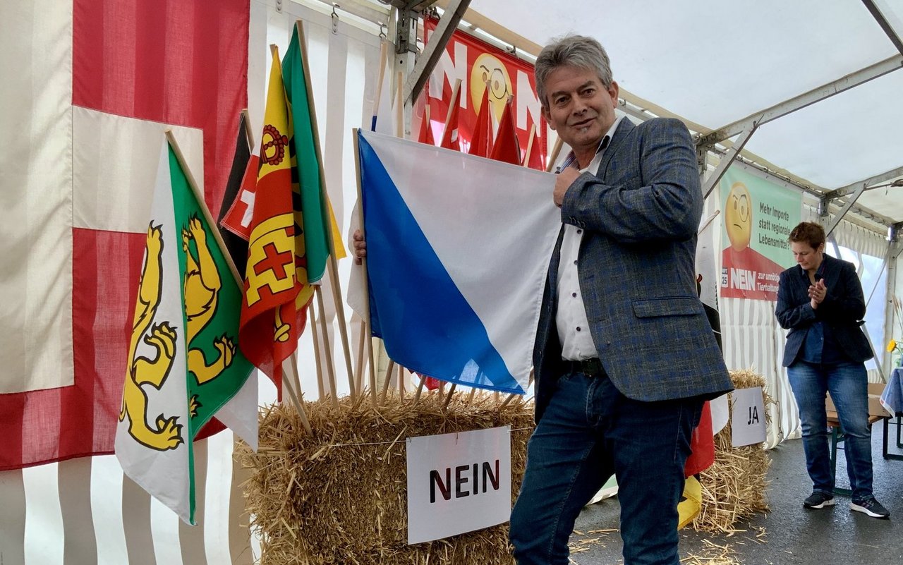 Martin Haab mit der Fahne des Kantons Zürich.