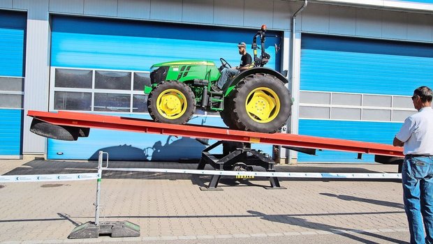 Der grosse Klassiker Der grosse Klassiker beim Geschicklichkeitsfahren ist die Fahrt mit dem Traktor über eine Wippe.