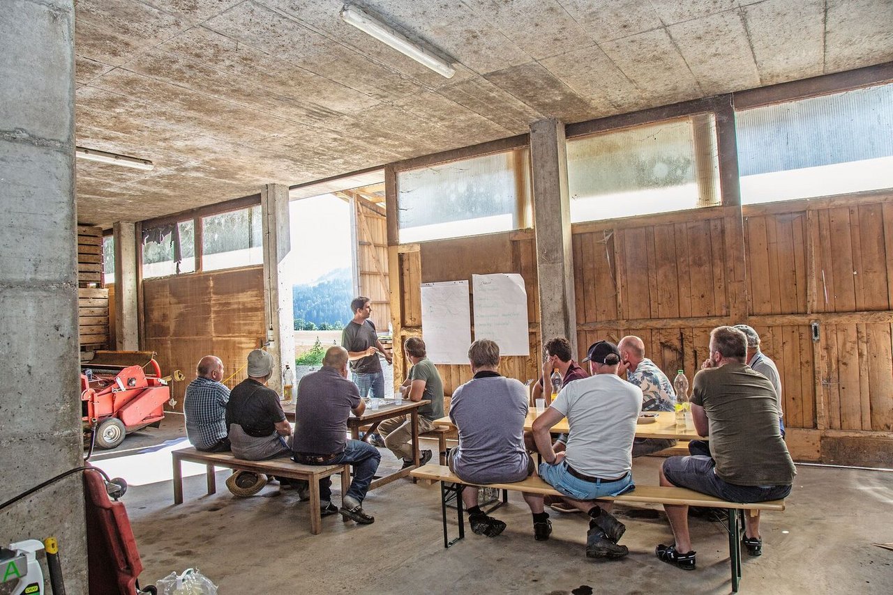 Nach dem Rundgang durch den Betrieb gab es einen kurzen Fach-Input sowie einen moderierten Erfahrungsaustausch zwischen den Landwirten. Vor allem Photovoltaik-Anlagen sind für viele eine Option. 