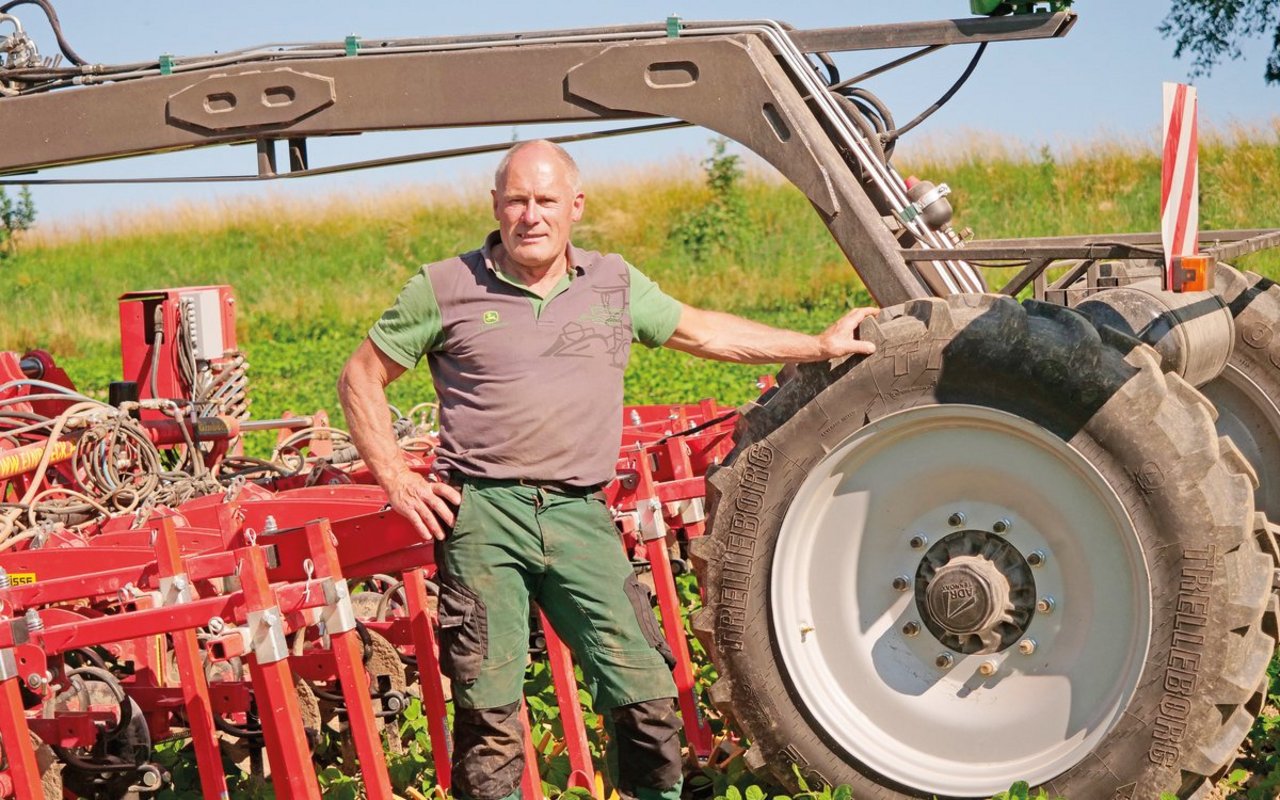 Ruedi Emch ist langjähriger Mitarbeiter im Lohnunternehmen Schneeberger und Berger und hat den Row Chipper entwickelt. Bild: Martina Rüegger