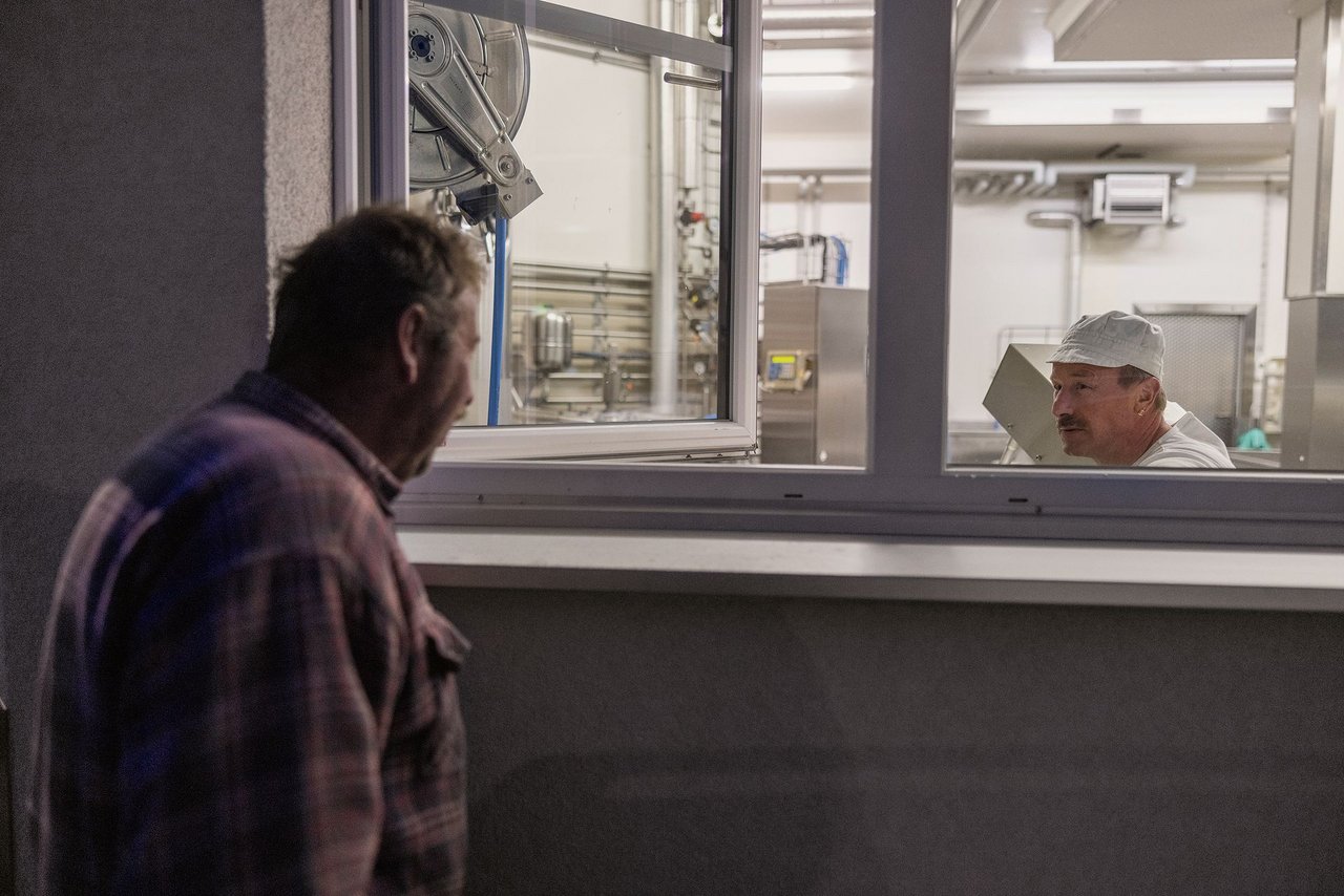 Ein kurzer Schwatz zwischen Martin Senn (links) undWilli Schmid (rechts), bevor die Arbeit weitergeht.