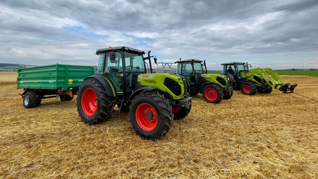 Kompakt-Traktoren Claas Elios 200, Elios 300 und Axos 200 hintereinander.