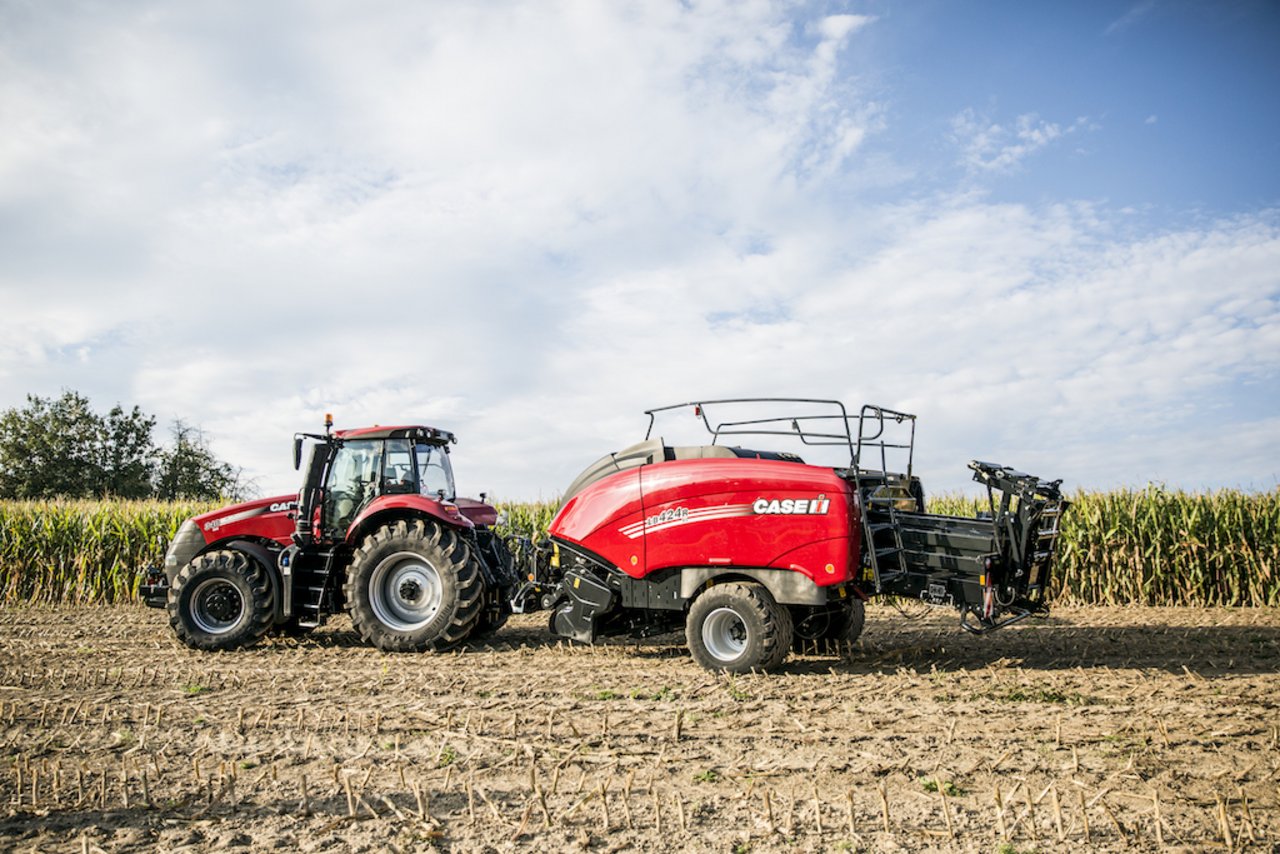 Ein Case IH Magnum 340 CVX-traktor mit einer LB 424R XL Quader-Ballenpresse mit Rotorschneidwerk. Bild: Mareycke frehner