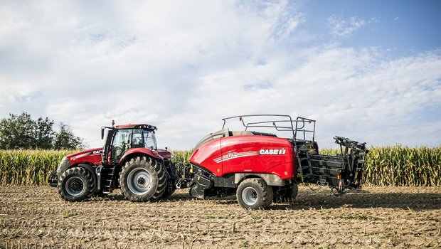 Ein Case IH Magnum 340 CVX-traktor mit einer LB 424R XL Quader-Ballenpresse mit Rotorschneidwerk. Bild: Mareycke frehner