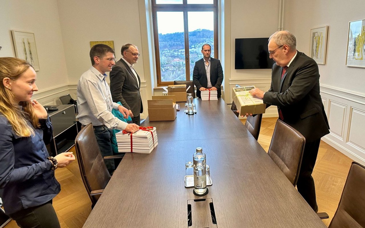 Bauern-Delegation übergibt Petition an BUndesrat Parmelin.