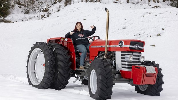 Der Massey Ferguson 165 ist Nicole Schulers Traumtraktor. (Bild: «die grüne»/Gian Vaitl)