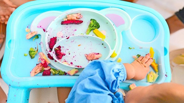 Baby Led-Weaning kann zu einem gesünderen Essverhalten führen, weil Kinder Lebensmittel von Anfang in ihrer optischen Form kennen. Wegen des Chaos am Esstisch braucht BLW etwas Nerven. 