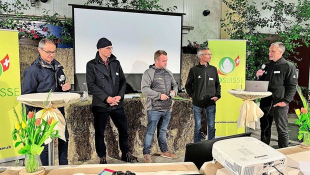 Diskutieren an der Jahresmedienkonferenz: Rolf Bernhard und Balz Strasser, beide Co-Geschäftsführer Bio Suisse, Landwirt Marc Grüter, Urs Brändli und David Herrmann, Mediensprecher des Verbandes (v. l. n. r). 