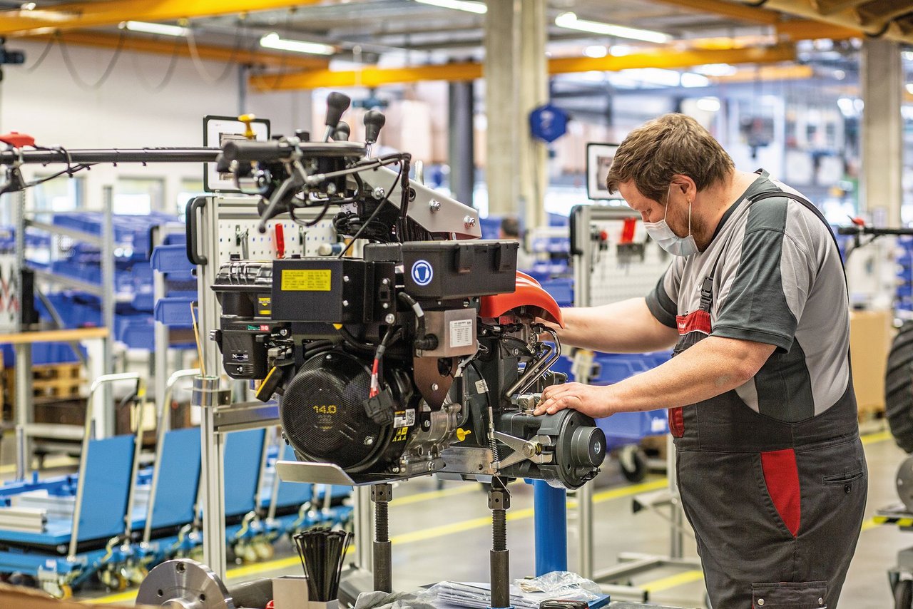 Die Einachsgeräteträger von Aebi werden in so genannter Fliessfertigung gebaut. Ein Mitarbeiter baut vier Einachser pro Tag zusammen. Jedes Werkzeug ist dabei immer am richtigen Ort.