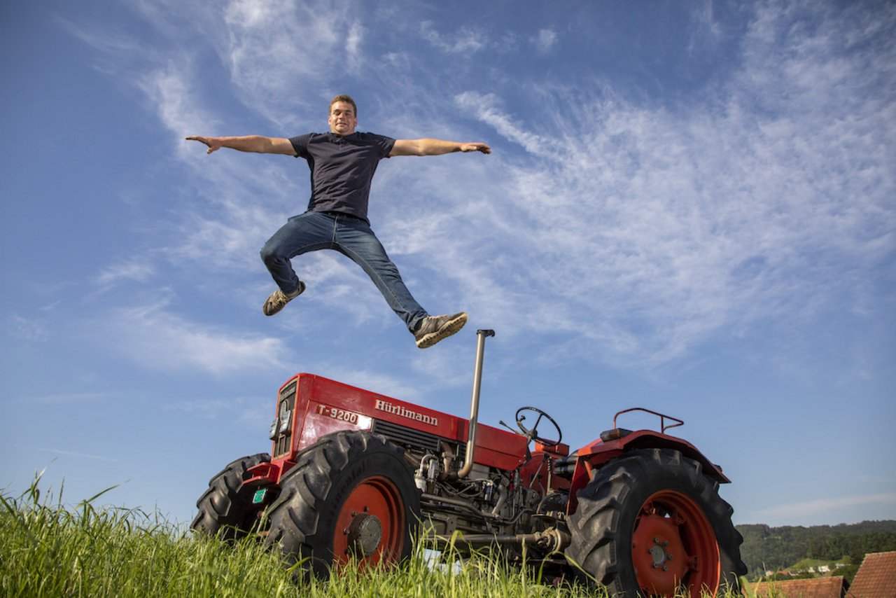 Patrick Scherrer mit seinem Hürlimann T-9200 Allrad. Bild: Gian Vaitl