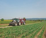 Die Horsch-Leeb-Feldspritze führt das Gestänge mit Ultraschall-Sensoren über den Boden. Bild: Beat Schmid 