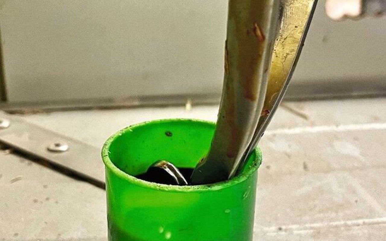 In einem grünen Plastikbecher ist der Emaskulator gelagert.
