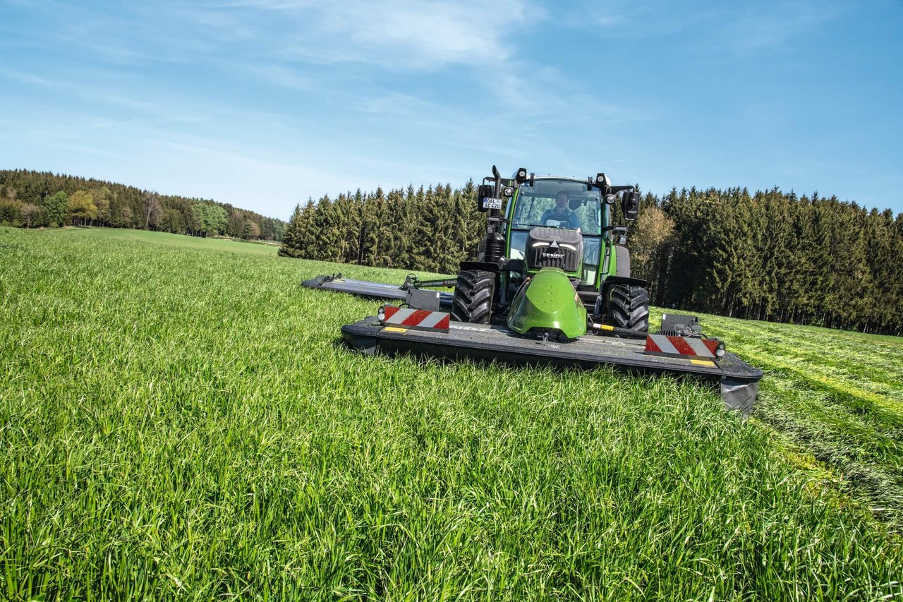 Für Schweizer Landwirte ist interessant, dass Fendt 2021 bei der Futtererntetechnik Marktanteile gewinnen will. Zum Beispiel mit dem komplett neu entwickelten Frontmähwerk Slicer 310 F. (Bild: Jürg Vollmer / «die grüne»)