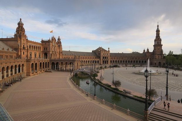 Leserreise: Hinter uns rast die Corona-Welle Die Plaza de España in Sevilla: Normalerweise ein Touristenmagnet, während der BauernZeitungs-Leserreise wie verlassen. (Bilder Sebastian Hagenbuch)