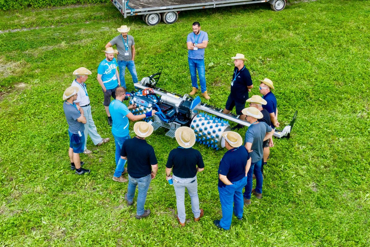 Die neue Generation Brielmaier-Motormäher ist startbereit – hier mit Brielmaier-Händlern im schwäbischen Deggenhausertal. (Bild: Jürg Vollmer / «die grüne»)