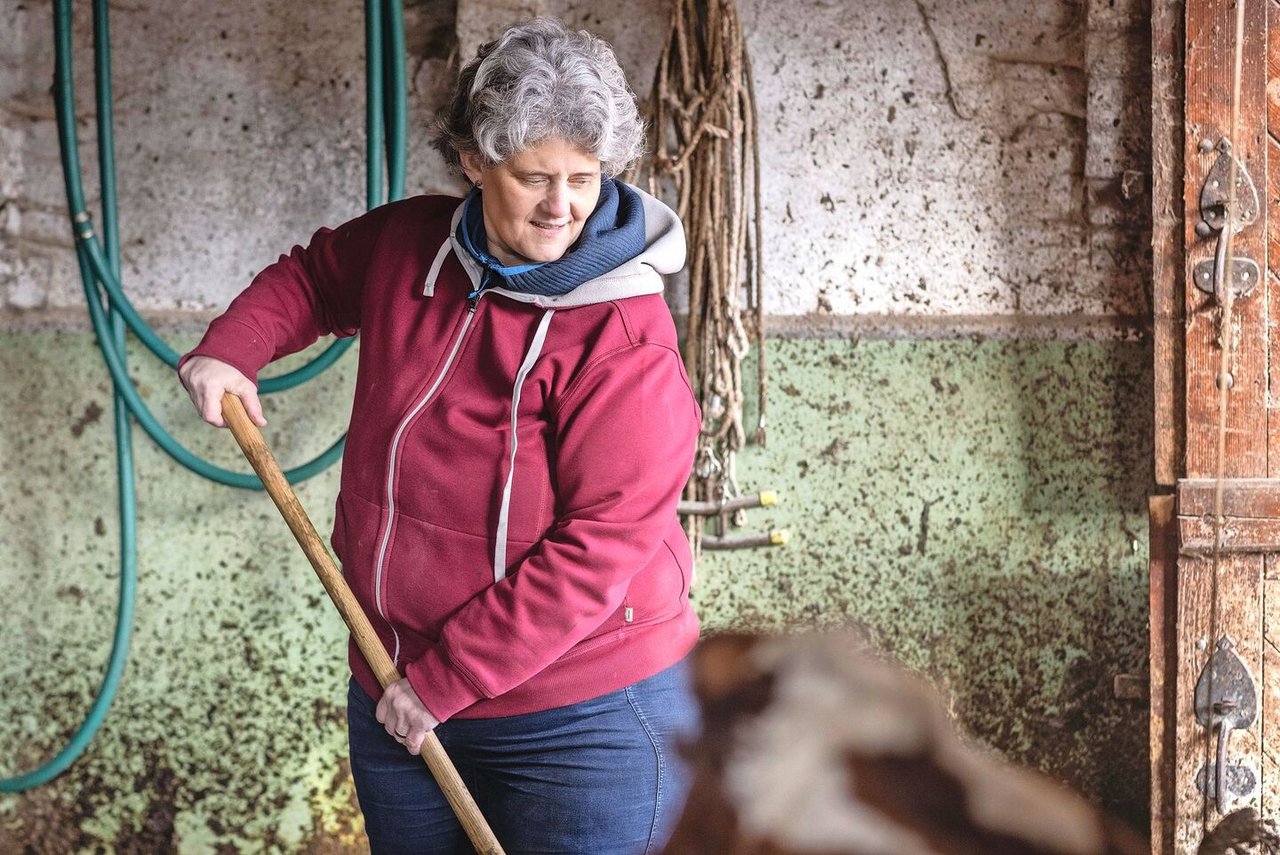Barbara Kunz hilft im Stall, wenn es sie braucht. Sie ist im Stundenlohn angestellt.