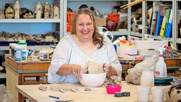 Doris Häfliger in ihrem Töpferatelier. Das Töpfern ist für sie sowohl ein Betriebszweig als auch ein Ausgleich zum Alltag. Ihr ist die Töpferei sehr wichtig – es erdet sie und macht ihr Spass, ihr Können weiterzugeben.