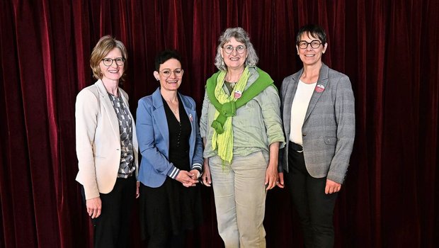Geschäftsführerin Kathrin Bieri (links) und Präsidentin Anne Challandes (rechts) begrüssen Rahel Brütsch (2. v. links) sowie Sabine Bosshard (3. v. links), neu im Vorstand. 
