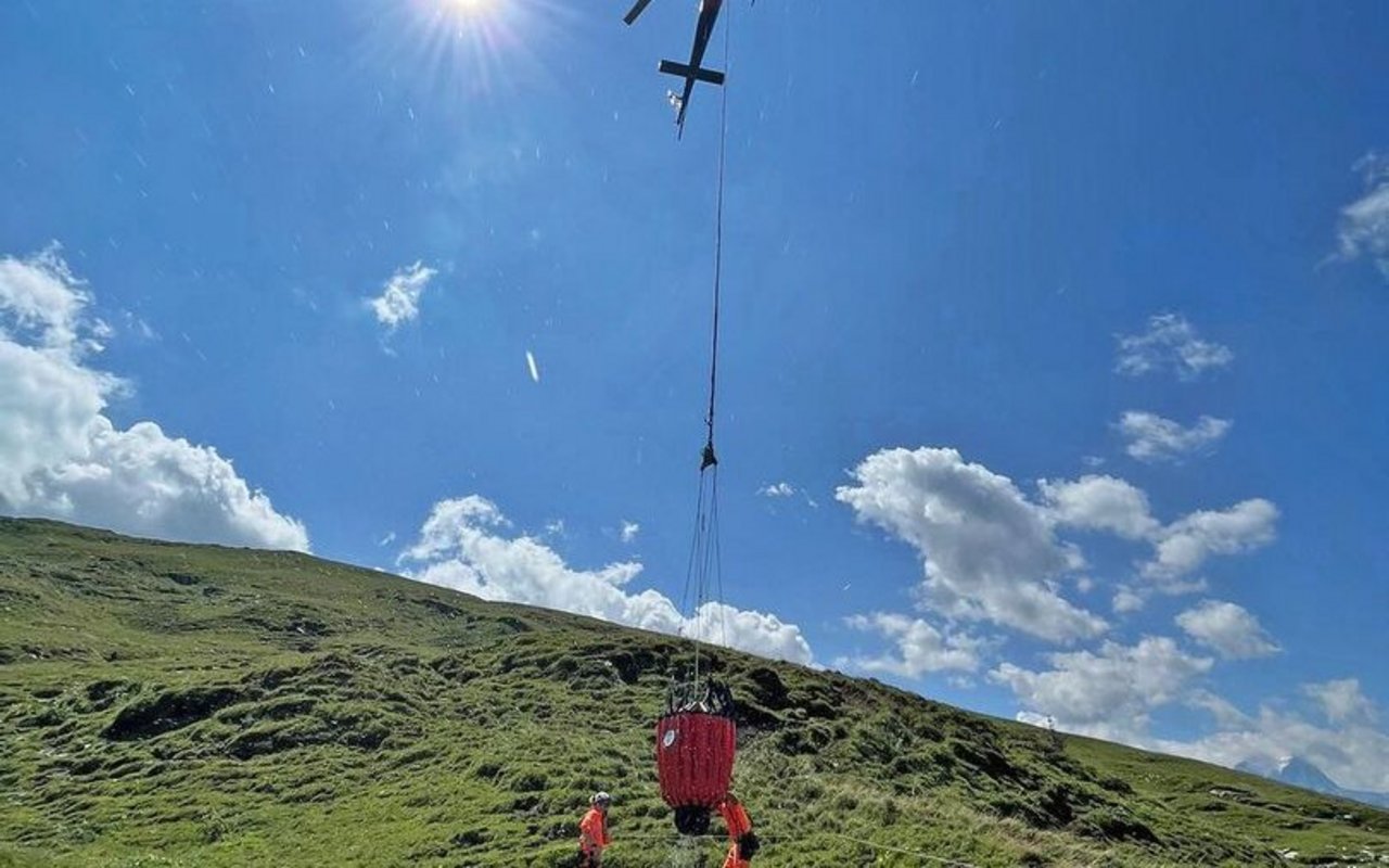 So dramatisch war die Lage im letzen Sommer: Wassertransport auf die Alp Bodmen-Saasberg im Kanton Glarus im Juli 2022.