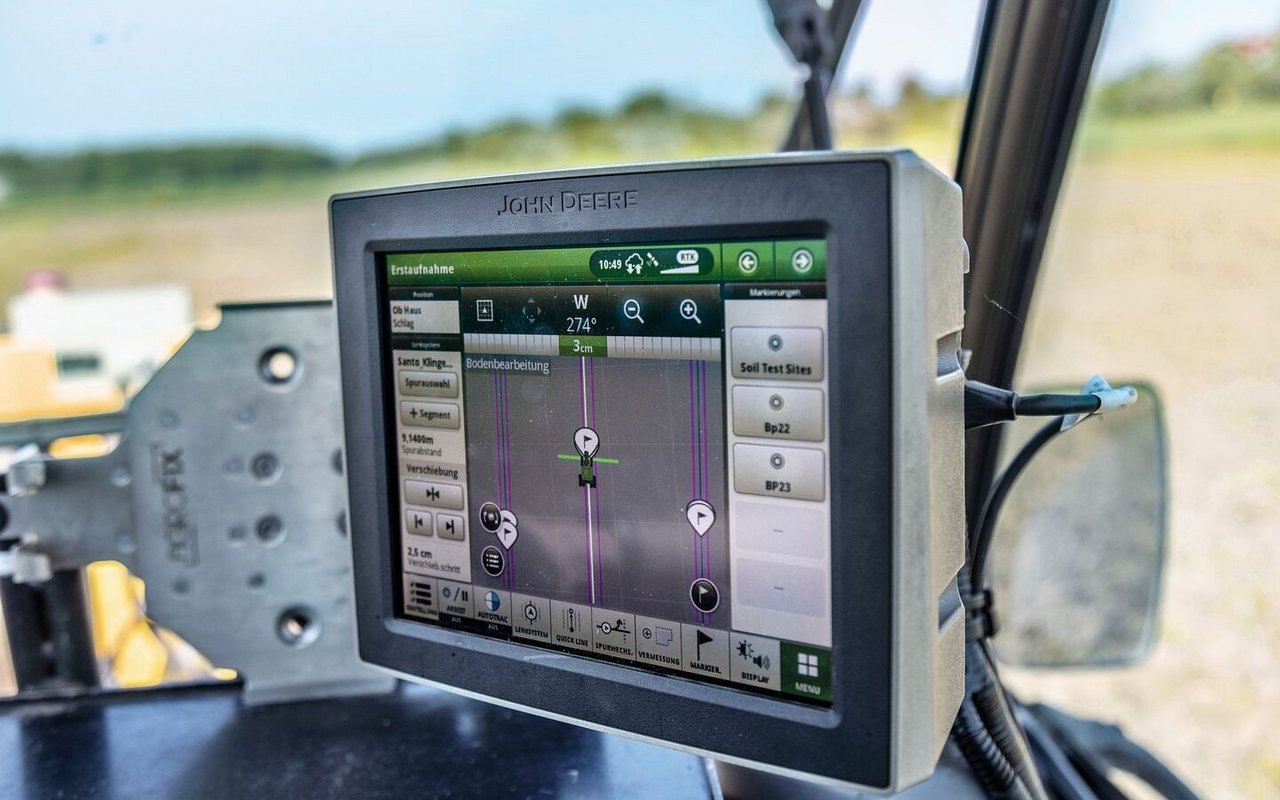 Im Fahrzeuginnern ist ein Monitor installiert, auf dem die Fahrt des Fahrzeugs in Echtzeit auf der Feldkarte zu sehen ist.