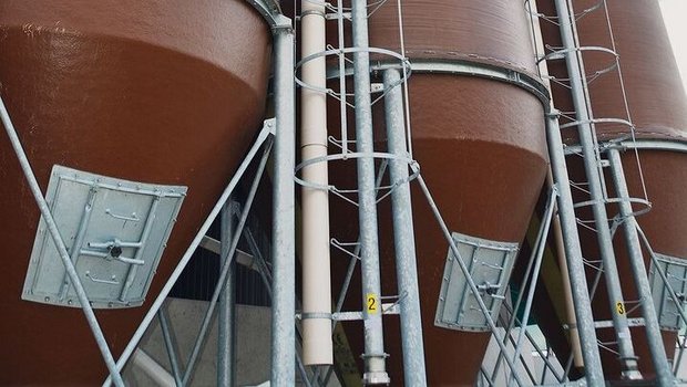 Mehrere Silos für me Mehrere Silos für mehrere Futter: Durchmastfutter sei in der Schweinemast nicht mehr zeitgemäss, sagt Peter Spring.