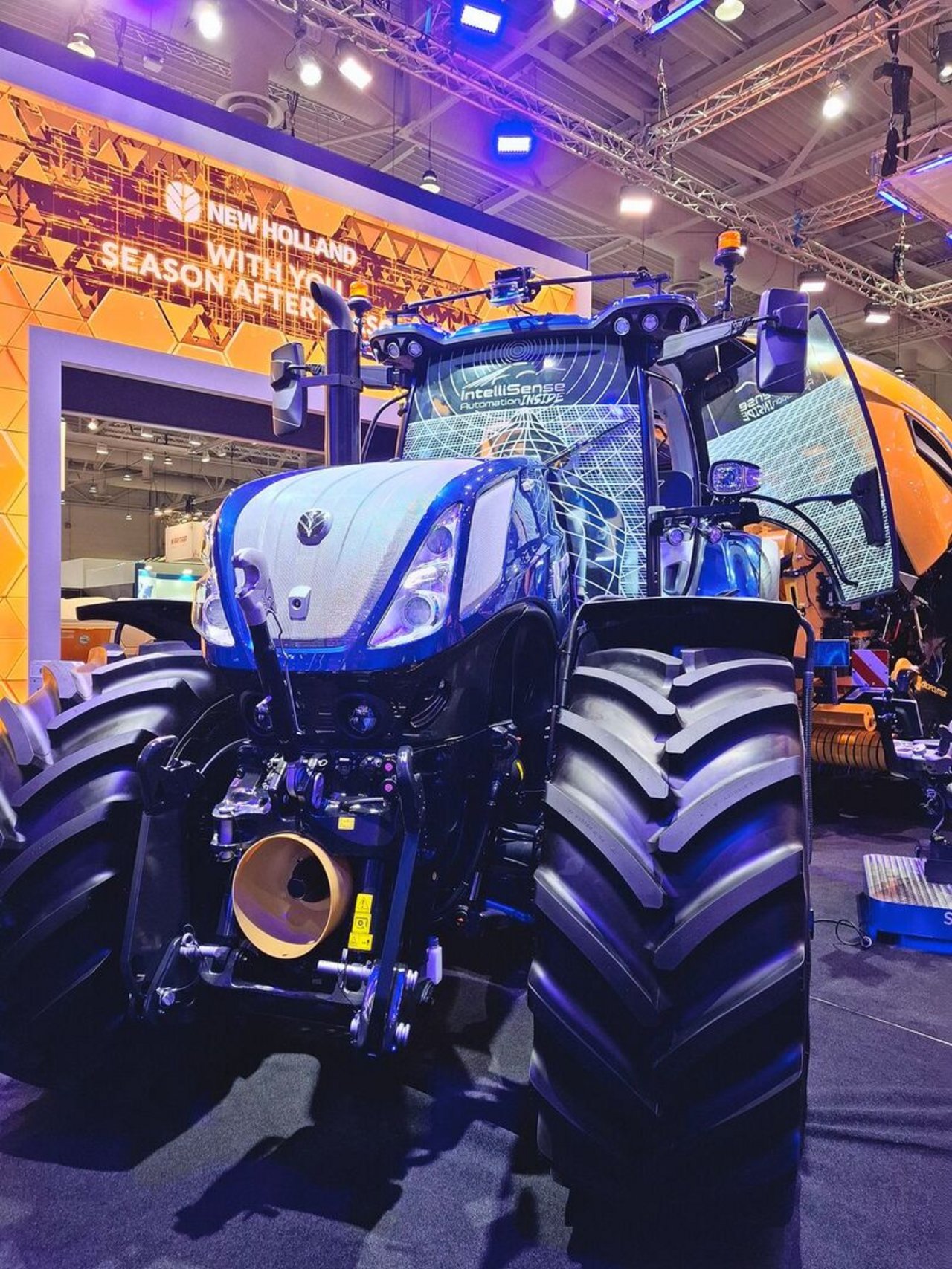 Der Lidar-Sensor auf dem Dach des Traktors scannt den Schwad in Höhe, Breite und Dichte. Damit passt sich die Presse automatisch ändernden Bedingungen an.