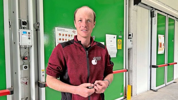 Obstbaumeister Lukas Vetsch verfügt seit 2023 über eigene CA-Lager. So kann er je nach Vermarktungs- und Verarbeitungsbedarf selbst auslagern und die Qualität hoch halten. 