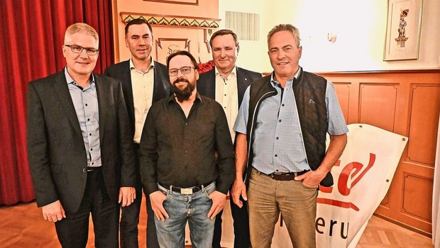 Nebst Landwirt Christian Hofmann (Mitte) referierten mit Christian Hofer, Martin Rufer, Werner Salzmann und Martin Schlup (v. l. n. r.) namhafte Persönlichkeiten in Schönbühl.