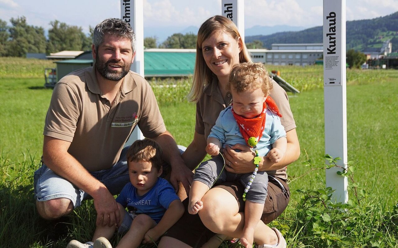 Michel und Jennifer Bischof mit Matthias und Severin. Im Hintergrund sind die Lockpfosten und der mobile Mastpouletstall.