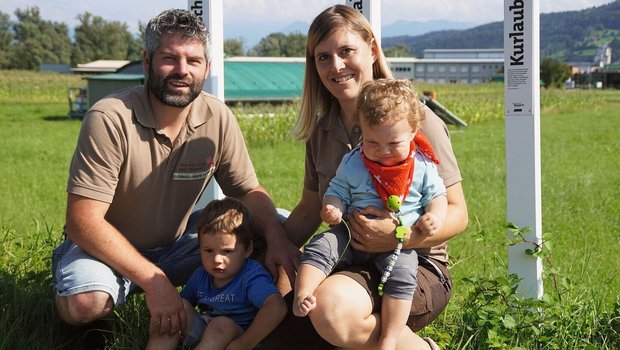 Michel und Jennifer Bischof mit Matthias und Severin. Im Hintergrund sind die Lockpfosten und der mobile Mastpouletstall.