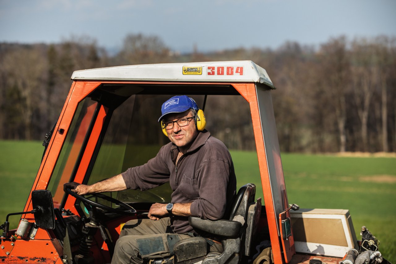 Christian Müller arbeitet im Getreide mit einem Hackgerät, das er mit einem Zweiachs-Mäher über das Feld steuert. Bild: Pia Neuenschwander