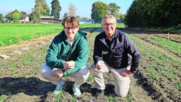 Sean Schmid (links) und Markus Wetter, Inhaber der Appenzeller Milch AG. Schmids Safran veredelt die Desserts «Milchreistöpfli» und «Ribelmaistöpfli». 