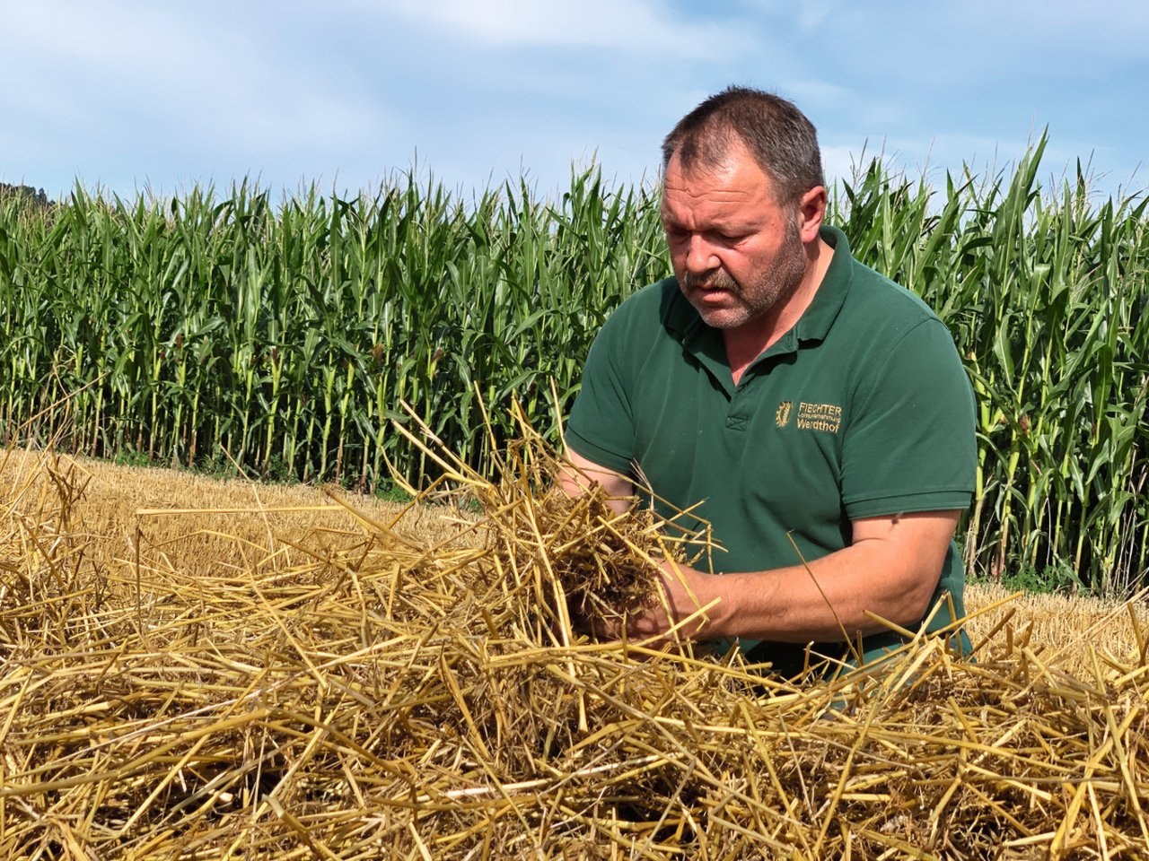 Lohnunternehmer Res Fiechter aus Kappelen BE hat seit 2019 eine Pellets-Presse bei sich auf dem Betrieb. Er ist von der Zukunft der Pellets in der Tierhaltung überzeugt. Bild: Christian Leitner