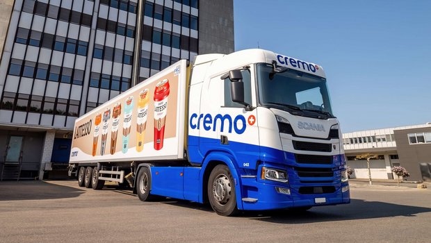 Lastwagen der Cremo vor dem Hauptsitz in Villars-sur-Glâne FR.