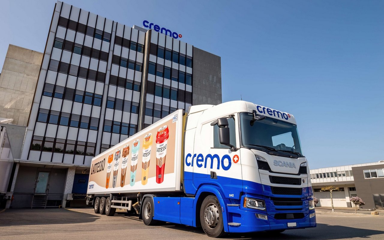 Lastwagen der Cremo vor dem Hauptsitz in Villars-sur-Glâne FR.
