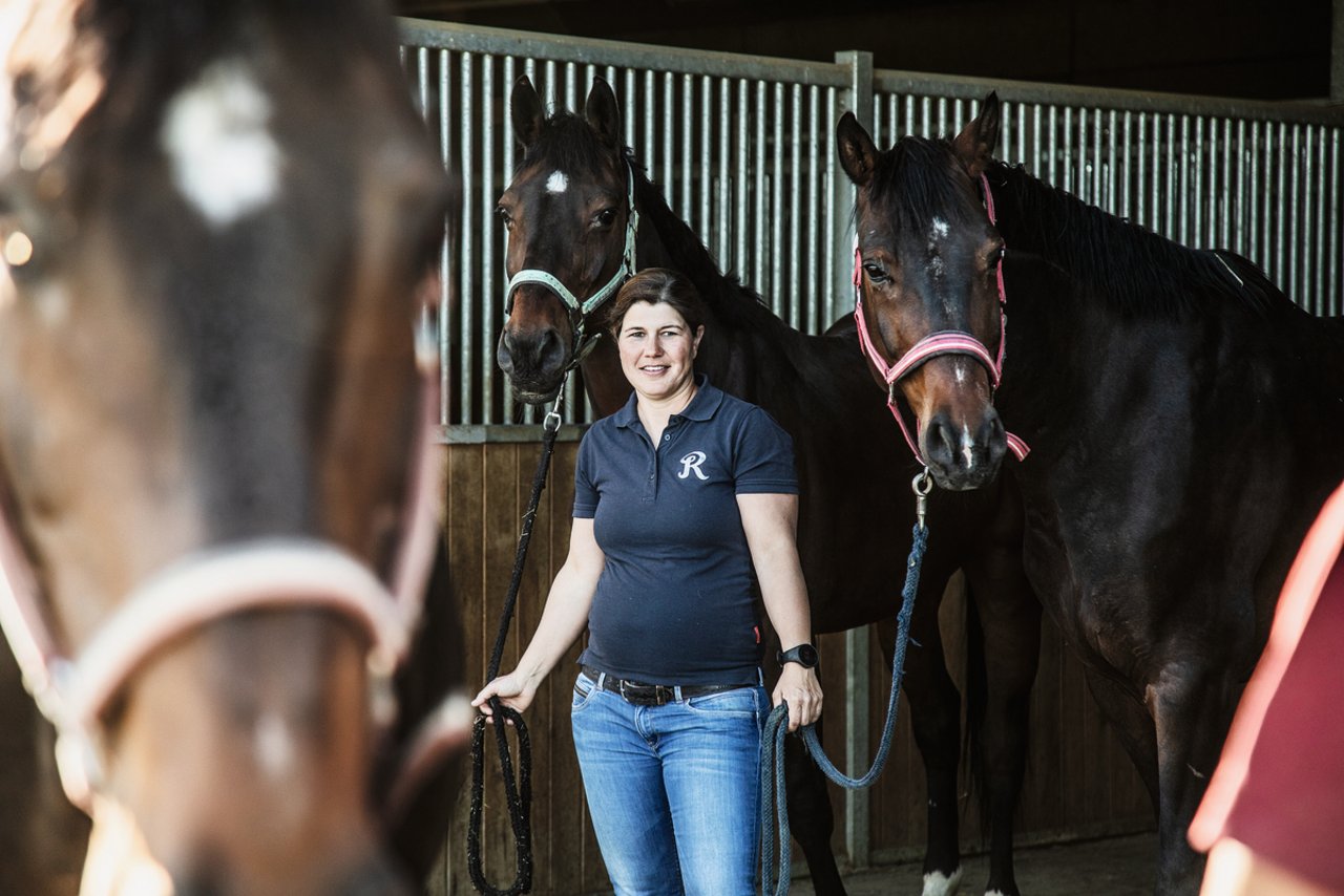 Ursula Studer, 35, Raihof, Herznach AG: Sie war Lehrerin, hat mit 28 die Lehre als Landwirtin angepackt und die Betriebsleiterschule absolviert. Mittlerweile führt sie auf dem Betrieb auch eine Pferdepension. Bild: Pia Neuenschwander