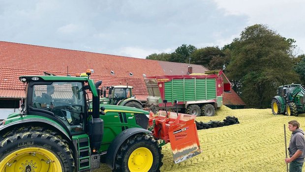 Zeitweise hat Timo mit unserem Traktor beim Anwalzen mitgeholfen.