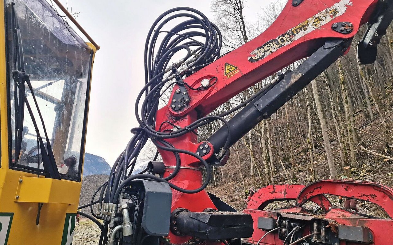 Nebst dem Drehkranz befinden sich Winkelsensoren am Haupt- und am Knickarm. Der Teleskopausstoss wird mit einem Laser gemessen.