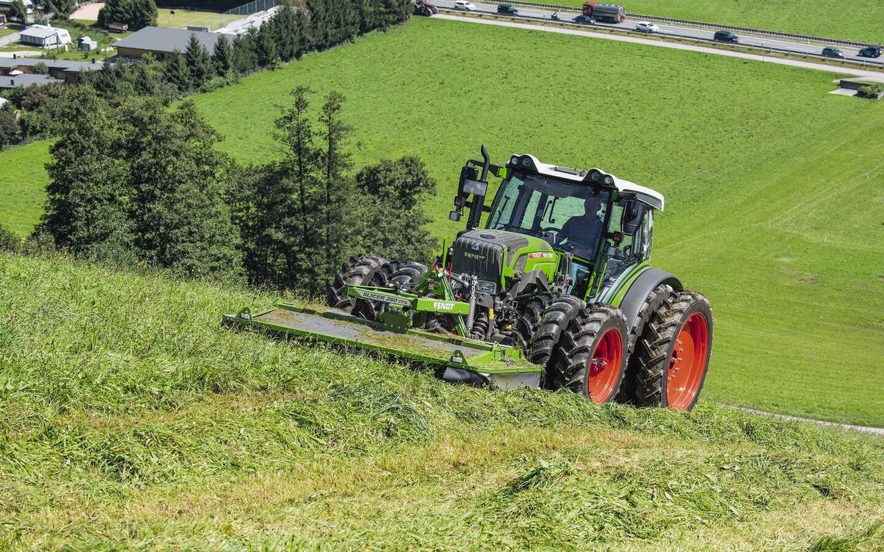 Fendttraktor am Mähen mit Frontmähwerk