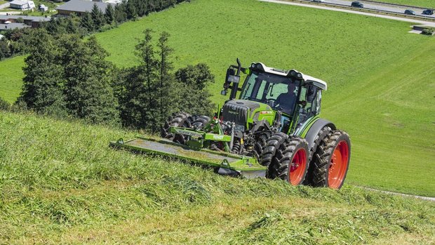 Was das Mähen wirklich kostet ist schwierig zu beurteilen und sehr betriebsindividuell. Mäharbeiten werden selten an den Lohnunternehmer ausgelagert. Fendttraktor am Mähen mit Frontmähwerk