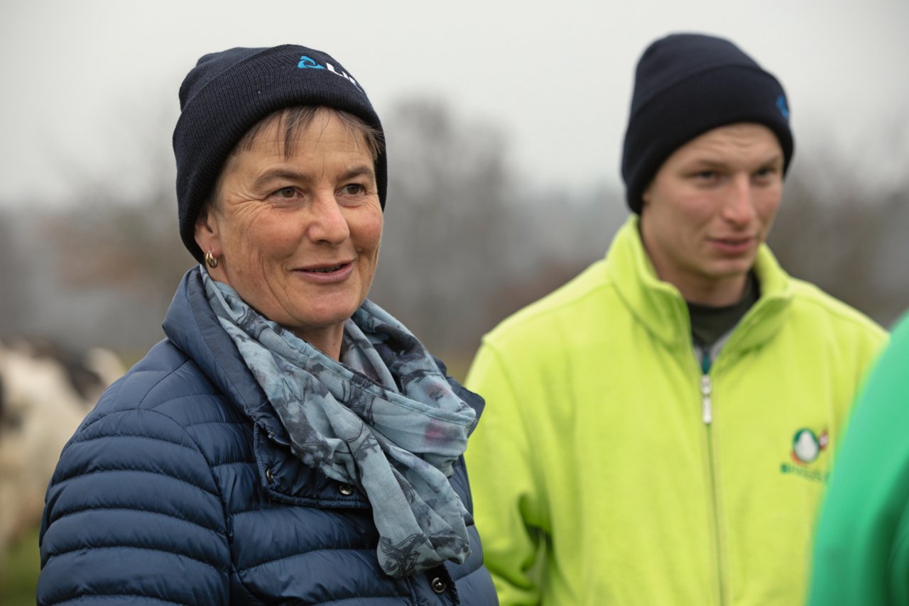 Susanne Käch Pitt mit Sohn Raphael. Die Agronomin verfolgt seit fast zwanzig Jahreneine Vollweide-Strategie und hält damit die Kosten tief. Bild: Pia Neuenschwander