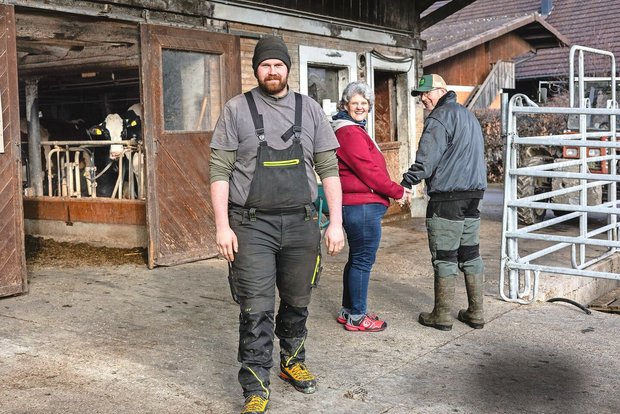 Hannes Kunz (vorne) blickt in die Zukunft; seine Eltern Barbara und Manfred Kunz geben nun schritt-weise Verantwortung ab.