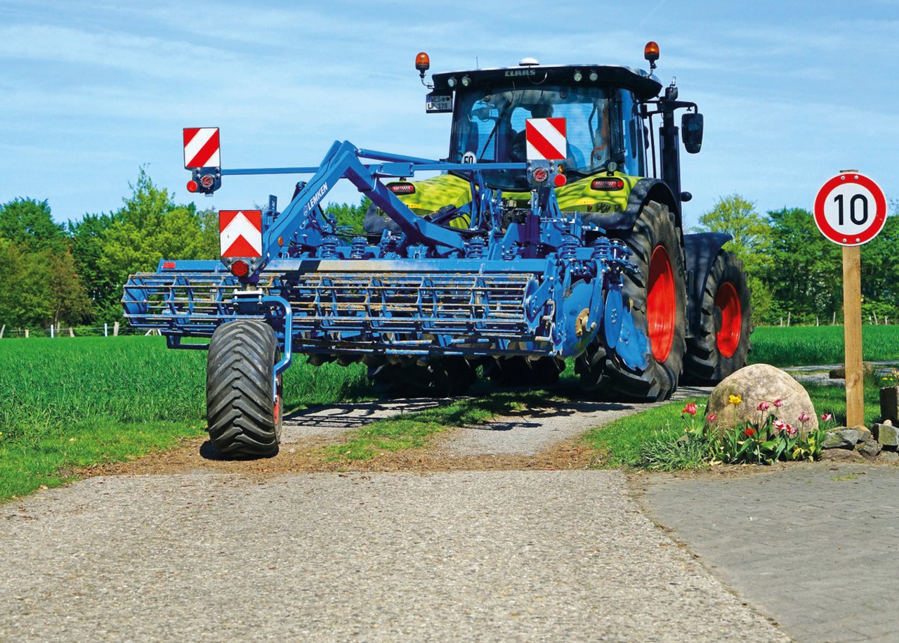 Das Transportrad entlastet bei den Anbaumaschinen von Lemken die Hinterachse des Traktors beim Strassentransport. So kann die zulässige Achslast eingehalten werden. Im Acker lastet dann jedoch das ganze Gewicht am Traktor.Bild: zVg